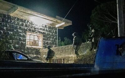 Des soldats de la 226ᵉ brigade de parachutistes de réserve opérant dans la ville de Hader, dans le sud de la Syrie, le 3 août 2025. (Crédit : Armée israélienne)