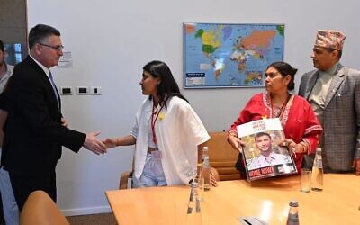 Le ministre des Affaires étrangères Gideon Saar rencontre les proches de l'otage népalais Bipin Joshi lors de leur première visite en Israël, le 18 août 2025. (Crédit : Mordechai Gordon/Ministère des Affaires étrangères) Le ministre des Affaires étrangères Gideon Saar rencontre les proches de l'otage népalais Bipin Joshi lors de leur première visite en Israël, le 18 août 2025. (Crédit : Mordechai Gordon/Ministère des Affaires étrangères)