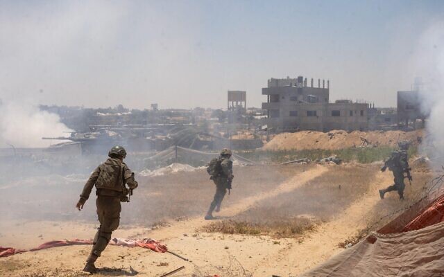 Des soldats de l'armée israélienne opérant à Khan Younès, dans la bande de Gaza, sur une photo publiée le 15 juillet 2025. (Crédit : Armée israélienne) Des soldats de l'armée israélienne opérant à Khan Younès, dans la bande de Gaza, sur une photo publiée le 15 juillet 2025. (Crédit : Armée israélienne)
