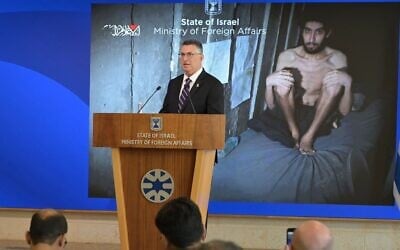 Le ministre des Affaires étrangères Gideon Saar, debout devant une photo de l'otage Evyatar David, annonce qu'il se rendra à New York pour une session du Conseil de sécurité de l'ONU sur les otages de Gaza, le 4 août 2025. (Crédit : Shlomi Amsalem/GPO)