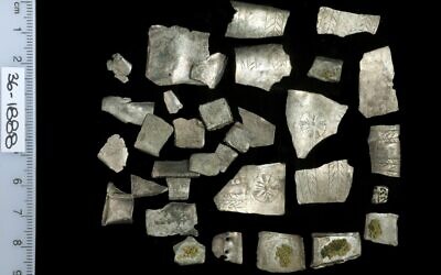 Un trésor d'argent composé de pièces utilisées comme monnaie avant la frappe des pièces. (Crédit : Clara Amit/Autorité israélienne des Antiquités)