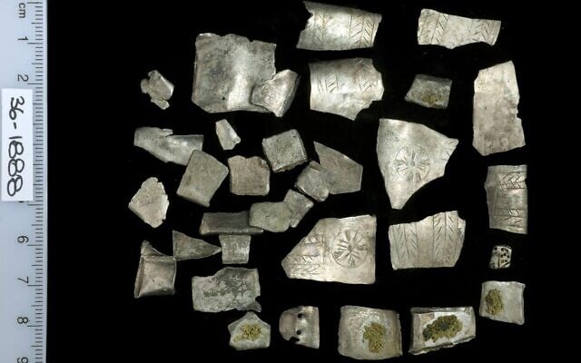 Un trésor d'argent composé de pièces utilisées comme monnaie avant la frappe des pièces. (Crédit : Clara Amit/Autorité israélienne des Antiquités)