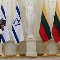 Le président Isaac Herzog brandit une photo de l'otage Rom Braslavski alors qu'il s'exprime aux côtés du président lituanien Gitanas Nausėda, à Vilnius, le 4 août 2025. (Crédit : Omer Meron/GPO)