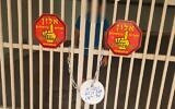 La grille d'entrée cadenassée du garage de l'immeuble du ministre de la Justice, Yariv Levin, à Modiin le 13 août 2025 (X/ utilisé conformément à l'article 27a de la loi sur les droits d'auteur)