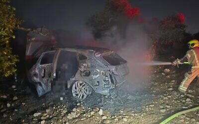 Les pompiers s'efforcent d'éteindre un véhicule en feu dans la forêt de Horshim, près de Kfar Qasim, le 23 août 2025 Illustration (Crédit : Services d'incendie et de secours d'Israël)