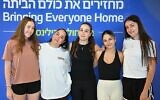 Les ex-otages, de gauche à droite, Naama Levy, Liri Albag, Agam Berger, Daniella Gilboa et Karina Ariev, achèvent leur programme de réhabilitation au Centre Hospitalier Rabin le 20 août 2025. (Porte-parole du centre hospitalier Rabin)
