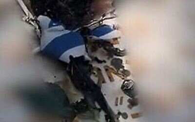 Une tombe militaire vandalisée dans le cimetière municipal d'Or Akiva, partiellement floutée, publiée le 27 août 2025. (Crédit : Capture d'écran/Police israélienne)