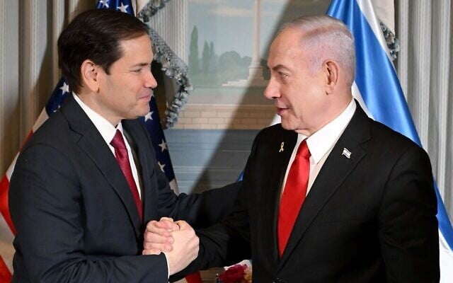 Le Premier ministre Benjamin Netanyahu (à droite) serrant la main du secrétaire d'État américain Marco Rubio, lors d'un déplacement du Premier ministre, à Washington, le 8 juillet 2025. (Crédit : Avi Ohayon/GPO)