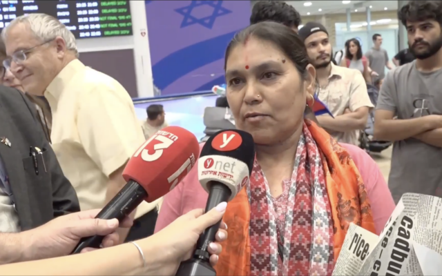 Padma Joshi, dont le fils Bipin Joshi est otage dans la bande de Gaza, parle aux journalistes à son arrivée à l’aéroport Ben Gurion, non loin de Tel-Aviv, le 11 août 2025. (Capture d’écran via Ynet)