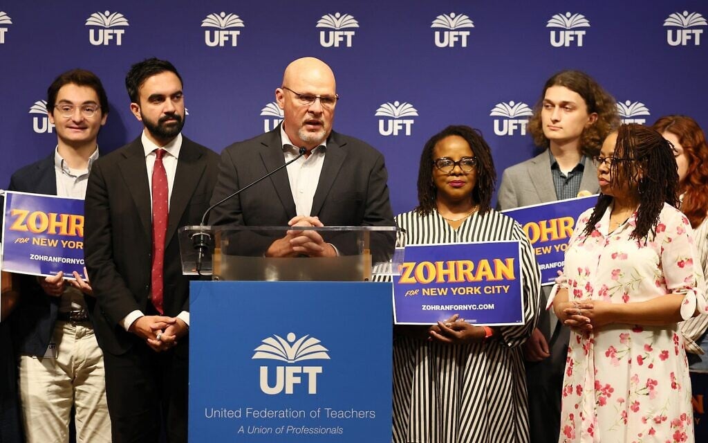 Le président de l'UFT, Michael Mulgrew, prend la parole aux côtés du candidat aux élections municipales à New York, Zohran Mamdani, lors d'une conférence de presse annonçant le soutien de l'UFT à la candidature de Mamdani, au siège de l'UFT, le 9 juillet 2025, à New York. (Michael M. Santiago/Getty Images via la JTA) Le président de l'UFT, Michael Mulgrew, prend la parole aux côtés du candidat aux élections municipales à New York, Zohran Mamdani, lors d'une conférence de presse annonçant le soutien de l'UFT à la candidature de Mamdani, au siège de l'UFT, le 9 juillet 2025, à New York. (Michael M. Santiago/Getty Images via la JTA)