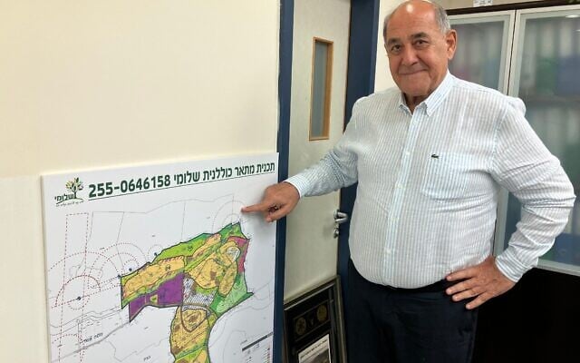 Le maire de Shlomi, Gabi Naaman, montrant Shlomi sur une carte de la zone frontalière nord, le 31 juillet 2025. (Crédit : Diana Bletter/Times of Israel)