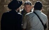 Le major général David Zini rencontre des conscrits ultra-orthodoxes lors d'une conférence à la base de Glilot près de Tel Aviv, le 17 novembre 2024. (Crédit : Armée israélienne)