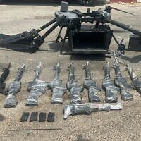 Des armes et un drone saisis par les soldats israéliens à la suite d'une tentative de contrebande à la frontière égyptienne, le 10 août 2025. (Crédit : armée israélienne)