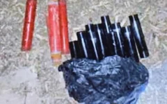 Explosifs saisis lors d'une descente dans un appartement qui, selon la police, était utilisé par un père et son fils palestiniens dans le but de planifier des attentats terroristes, sur une photo publiée le 10 août 2025. (Police israélienne/Autorisation)