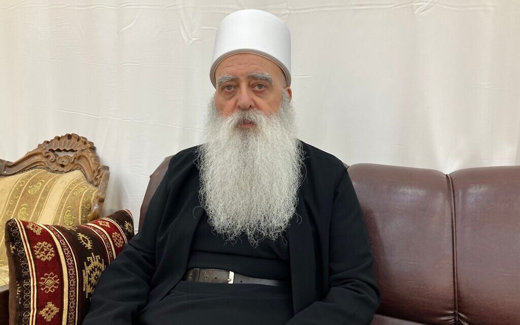 Le chef spirituel des Druzes israéliens, Cheikh Muwaffaq Tarif, s'assoit un instant dans la salle de crise de Julis, en Galilée, mise en place pour suivre la situation des Druzes en Syrie, le 6 août 2025. (Crédit : Diana Bletter/Times of Israel)