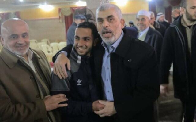 Le journaliste d'Al Jazeera Anas al-Sharif (au centre à gauche), tué par l'armée israélienne à Gaza le 10 août 2025, photographié aux côtés du défunt dirigeant du Hamas Yahya Sinwar dans une photo non datée publiée par le porte-parole de l'armée israélienne en langue arabe le 11 août 2025.