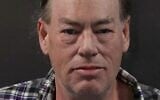 John Reardon, de Millis, dans le Massachusetts, sur une photo d'identité judiciaire non datée après son arrestation pour avoir présumément passé un appel menaçant à une synagogue d'Attleboro, dans le Massachusetts. (Crédit : Département de police d'Attleboro)
