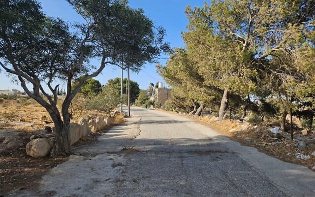 La route principale du village de Numan, à Jérusalem-Est, le 19 août 2025. (Crédit : Nurit Yohanan, The Times of Israel)