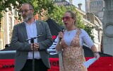 La femme rabbin Charley Baginsky (à droite) et le rabbin Josh Levy sur scène lors d'une marche pour la libération des otages détenus à Gaza, à Londres, le 10 août 2025. (Capture d'écran Instagram : utilisée conformément à la clause 27a de la loi sur le droit d'auteur)