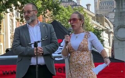 La femme rabbin Charley Baginsky (à droite) et le rabbin Josh Levy sur scène lors d'une marche pour la libération des otages détenus à Gaza, à Londres, le 10 août 2025. (Capture d'écran Instagram : utilisée conformément à la clause 27a de la loi sur le droit d'auteur)