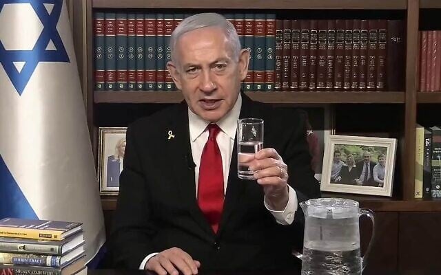 Le Premier ministre Benjamin Netanyahu tient un verre d'eau dans une allocution en vidéo adressée au peuple iranien, le 12 août 2025. (Crédit : Bureau de presse du gouvernement) Le Premier ministre Benjamin Netanyahu tient un verre d'eau dans une allocution en vidéo adressée au peuple iranien, le 12 août 2025. (Crédit : Bureau de presse du gouvernement)