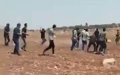 Un Palestinien lance une pierre lors d'affrontements près de la ville de Duma, en Cisjordanie, le 13 août 2025. (Crédit : Capture d'écran/X ; utilisé conformément à la clause 27a de la loi sur le droit d'auteur)