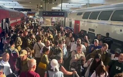 Une gare de Tel Aviv bondée en raison de perturbations du trafic ferroviaire, le 17 août 2025. (Crédit : Capture d'écran vidéo Ynet) Une gare de Tel Aviv bondée en raison de perturbations du trafic ferroviaire, le 17 août 2025. (Crédit : Capture d'écran vidéo Ynet)