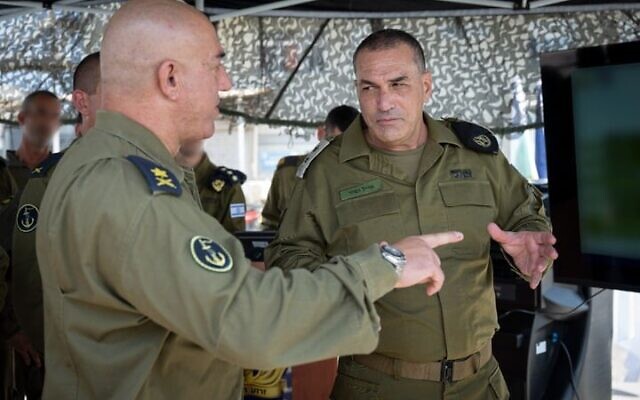 Le chef d'état-major de l'armée israélienne, le lieutenant-général Eyal Zamir (à gauche), en compagnie du vice-amiral David Saar Salama, chef de la marine, à la base navale de Haïfa, le 24 août 2025. (Crédit : Armée israélienne)