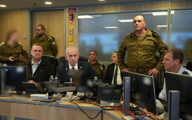 De gauche à droite : le ministre de la Défense, Israel Katz, le Premier ministre Benjamin Netanyahu, le chef d'état-major de l'armée israélienne, le lieutenant-général Eyal Zamir, et le chef d'état-major de l'armée de l'air israélienne, le général de brigade Omer Tischler, au centre de commandement de l'armée de l'air israélienne, le 24 août 2025. (Crédit : Elad Malka/Ministère de la Défense)