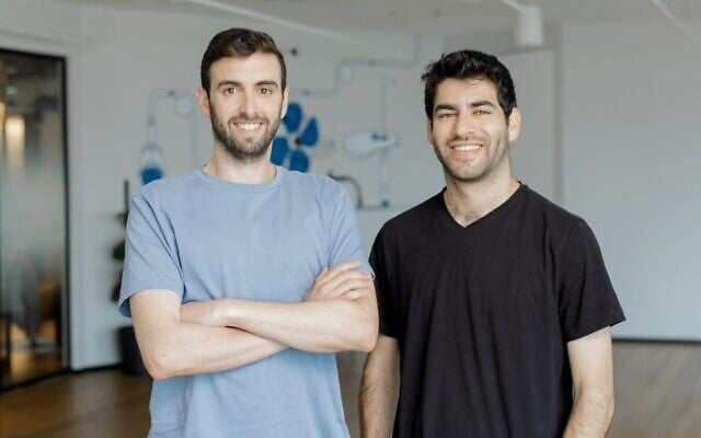 Niv Braun (à droite) et Alon Tron, cofondateurs de la start-up israélienne de cybersécurité Noma Security. (Crédit : Omer Hacohen)