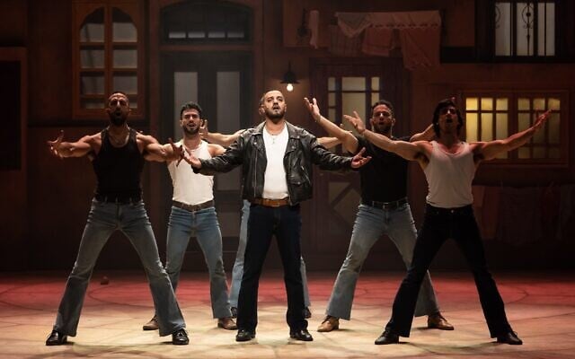 Elad Levi (au centre) dans la comédie musicale « Kazablan », au Ganei Yehoshua, à Tel Aviv, le 4 septembre 2025. (Crédit : Maayan Kaufman)