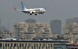 Un avion de la compagnie aérienne low cost Flydubai atterrissant à l'aéroport Ben Gurion d'Israël, près de Tel Aviv, le 26 novembre 2020, lors du premier vol commercial régulier entre les deux villes, suite à la normalisation des relations entre les Émirats arabes unis et Israël. (Crédit : Jack Guez/AFP)