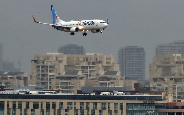 Un avion de la compagnie aérienne low cost Flydubai atterrissant à l'aéroport Ben Gurion d'Israël, près de Tel Aviv, le 26 novembre 2020, lors du premier vol commercial régulier entre les deux villes, suite à la normalisation des relations entre les Émirats arabes unis et Israël. (Crédit : Jack Guez/AFP)