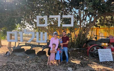 La famille Raisch dans sa nouvelle maison, au kibboutz Kerem Shalom, près des frontières de Gaza et de l'Égypte, le 1ᵉʳ septembre 2025. (Crédit : Autorisation)