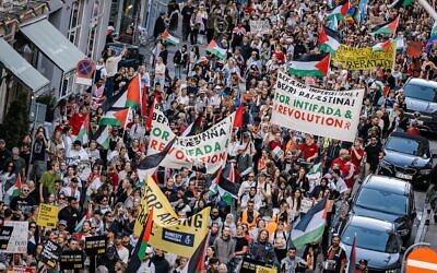 Illustration : des manifestants brandissent des banderoles et des drapeaux, dont l'un appelle à la « révolution de l'Intifada », lors d'une manifestation pro-palestinienne et anti-israélienne à Copenhague, au Danemark, le 24 août 2025. (Crédit : Ritzau Scanpix/ Emil Nicolai Helms/ via REUTERS) Illustration : des manifestants brandissent des banderoles et des drapeaux, dont l'un appelle à la « révolution de l'Intifada », lors d'une manifestation pro-palestinienne et anti-israélienne à Copenhague, au Danemark, le 24 août 2025. (Crédit : Ritzau Scanpix/ Emil Nicolai Helms/ via REUTERS)