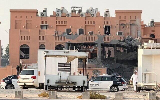 Les dégâts après une frappe israélienne qui a visé une partie d’un bâtiment abritant les dirigeants du Hamas à Doha, au Qatar, le 10 septembre 2025. (Crédit : Ibraheem Abu Mustafa/Reuters) Les dégâts après une frappe israélienne qui a visé une partie d’un bâtiment abritant les dirigeants du Hamas à Doha, au Qatar, le 10 septembre 2025. (Crédit : Ibraheem Abu Mustafa/Reuters)