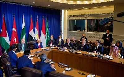 Les dirigeants arabes participant à une réunion multilatérale avec le président américain Trump pour discuter de la situation à Gaza, en marge de l'Assemblée générale des Nations unies, à New York, le 23 septembre 2025. (Crédit : Reuters) Les dirigeants arabes participant à une réunion multilatérale avec le président américain Trump pour discuter de la situation à Gaza, en marge de l'Assemblée générale des Nations unies, à New York, le 23 septembre 2025. (Crédit : Reuters)