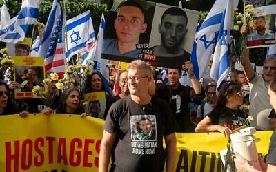 Hagaï Angrest, père de l'otage Matan Angrest, lors d'une manifestation devant les Nations unies, à New York, le 26 septembre 2025. (Crédit : Luke Tress/Times of Israel)