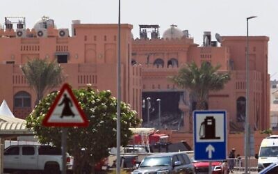 Les dégâts d'une frappe israélienne sur une partie d'un bâtiment qui accueillait les dirigeants du Hamas à Doha, au Qatar, le 10 septembre 2025. (Crédit : AP/Jon Gambrell)