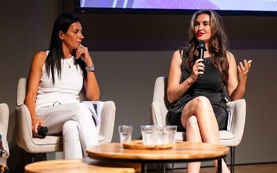 Ulfat Haider (à gauche) et Nazanin Afshin-Jam Mackay (à droite), s'exprimant lors d'une table ronde lors du premier sommet Women's Champions for Change au Centre Peres pour la Paix, à Jaffa, le 18 septembre 2025. (Crédit : Women's Champions for Change)