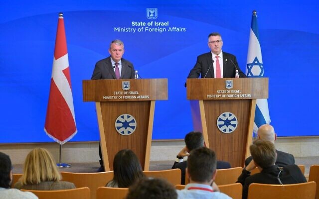 À gauche, le ministre danois des Affaires étrangères Lars Lokke Rasmussen et, à droite, le ministre des Affaires étrangères Gideon Saar lors d'une conférence de presse à Jérusalem, le 7 septembre 2025 (Crédit : Shlomi Amselem/GPO) À gauche, le ministre danois des Affaires étrangères Lars Lokke Rasmussen et, à droite, le ministre des Affaires étrangères Gideon Saar lors d'une conférence de presse à Jérusalem, le 7 septembre 2025 (Crédit : Shlomi Amselem/GPO)