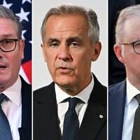 Montage photos (de gauche à droite) : Le Premier ministre britannique Keir Starmer lors d'une conférence de presse conjointe avec le président américain Donald Trump (hors champ) à l'issue de leur rencontre à Chequers, à Aylesbury, dans le centre de l'Angleterre, le 18 septembre 2025 ; le Premier ministre canadien Mark Carney s'exprimant lors d'une conférence de presse au Palais national de Mexico, le 18 septembre 2025 ; le Premier ministre australien Anthony Albanese assistant à une cérémonie de lever du drapeau marquant le 50ᵉ anniversaire de l'indépendance de la Papouasie-Nouvelle-Guinée, à Port Moresby, le 16 septembre 2025. (Crédits : Andrew Caballero-Reynolds/AFP ; Yuri Cortez/AFP ; Andrew Kutan/AFP)