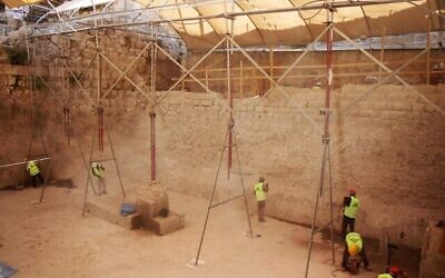 Un mur de barrage monumental vieux de 2 800 ans situé dans la Cité de David à Jérusalem a été entièrement mis au jour par des chercheurs de l'Autorité des antiquités d'Israël et de l'Institut Weizmann des sciences, une découverte présentée dans une étude publiée dans PNAS, le 25 août 2025. (Crédit : Assaf Peri/Cité de David)