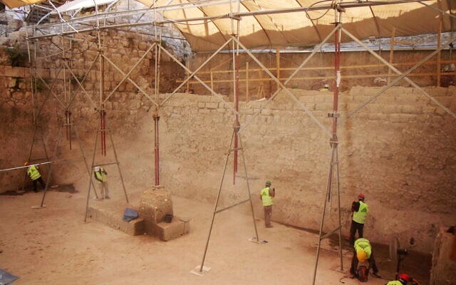 Un mur de barrage monumental vieux de 2 800 ans situé dans la Cité de David à Jérusalem a été entièrement mis au jour par des chercheurs de l'Autorité des antiquités d'Israël et de l'Institut Weizmann des sciences, une découverte présentée dans une étude publiée dans PNAS, le 25 août 2025. (Crédit : Assaf Peri/Cité de David) Un mur de barrage monumental vieux de 2 800 ans situé dans la Cité de David à Jérusalem a été entièrement mis au jour par des chercheurs de l'Autorité des antiquités d'Israël et de l'Institut Weizmann des sciences, une découverte présentée dans une étude publiée dans PNAS, le 25 août 2025. (Crédit : Assaf Peri/Cité de David)