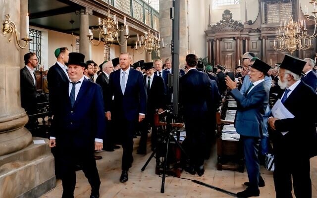 Le roi Willem-Alexander (au centre, marchant) lors de la célébration du 350ᵉ anniversaire de la synagogue portugaise d'Amsterdam, le 7 septembre 2025. (Crédit : Esnoga/Noesha) Le roi Willem-Alexander (au centre, marchant) lors de la célébration du 350ᵉ anniversaire de la synagogue portugaise d'Amsterdam, le 7 septembre 2025. (Crédit : Esnoga/Noesha)