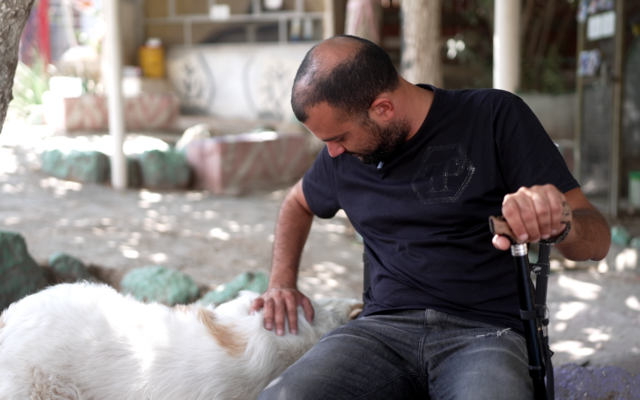Le centre de réhabilitation Retorno propose aux soldats et réservistes diagnostiqués avec un trouble du stress post-traumatique un thérapie assistée par les animaux. (Crédit : Alexandra Vardi)