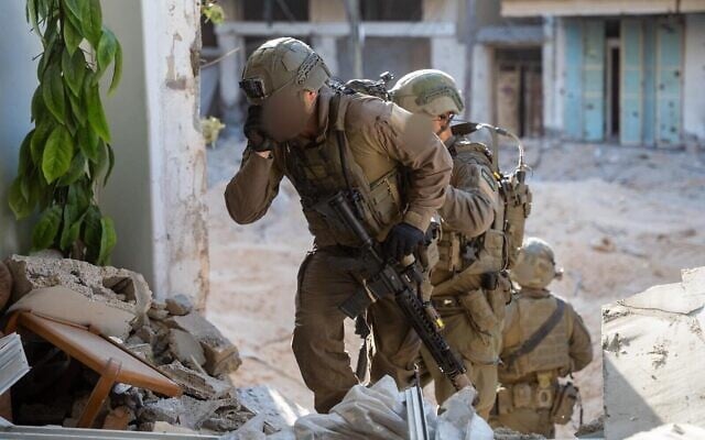 Des soldats de l'armée israélienne en opération dans la bande de Gaza, sur une image publiée le 29 septembre 2025. (Crédit : Tsahal)