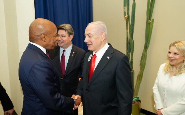 Le maire de New York, Eric Adams, rencontre le Premier ministre Benjamin Netanyahu à l'Assemblée générale des Nations unies, le 26 septembre 2025. (Crédit : Michael Appleton/Mayoral Photography Office)