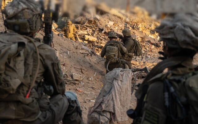 Des soldats de l'armée israélienne en opération dans la bande de Gaza, sur une image publiée le 26 septembre 2025. (Crédit : Armée israélienne)