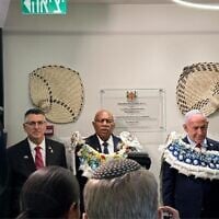 De gauche à droite : Le ministre des Affaires étrangères Gideon Saar, le Premier ministre fidjien Sitiveni Rabuka et le Premier ministre Benjamin Netanyahu lors de l'inauguration de l'ambassade fidjienne, à Jérusalem le 17 septembre 2025. (Crédit : Rafi Ben Hakoon/GPO)